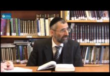 Chalom dans les toilettes