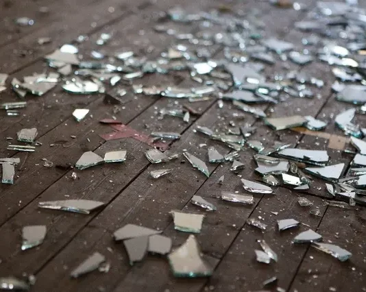 Le boîtier en verre d’une Mézouza est tombé et s’est brisé, que faire des morceaux ?