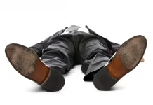 Est-il permis de porter les chaussures d’un défunt ?