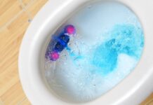 Est-ce un problème, durant Chabbat, de colorer l’eau de la chasse ?