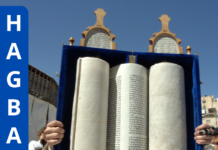 Que doit-on faire lors de la Hagbaha du séfer Torah ?